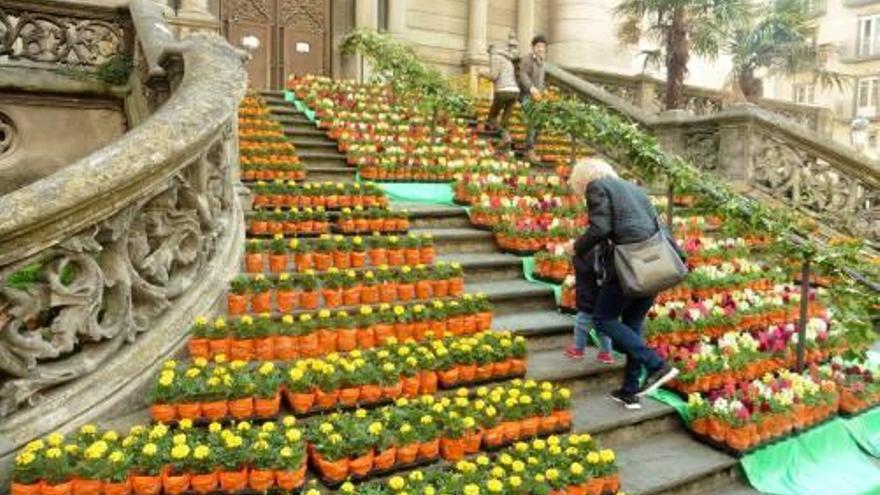 El muntatge de l&#039;escala de Sant Esteve, amb 2.000 flors.