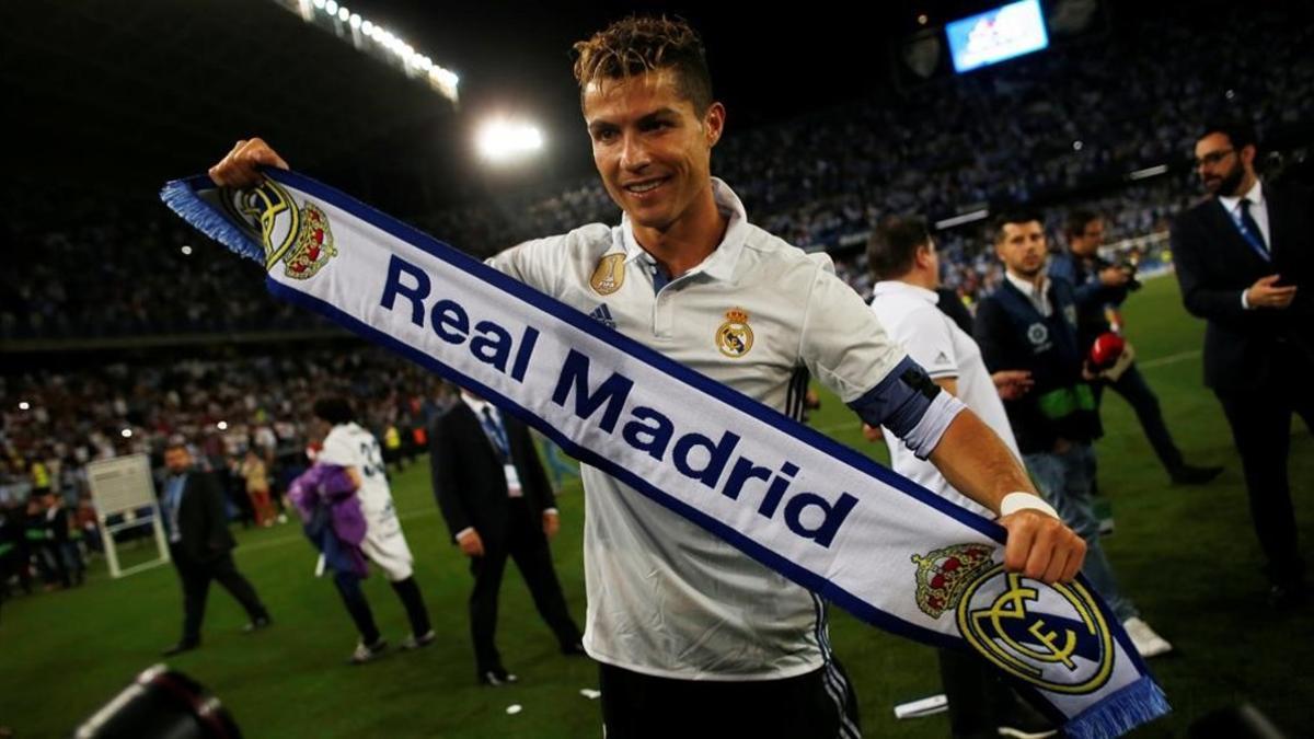 Cristiano Ronaldo, con una bufanda del Madrid.