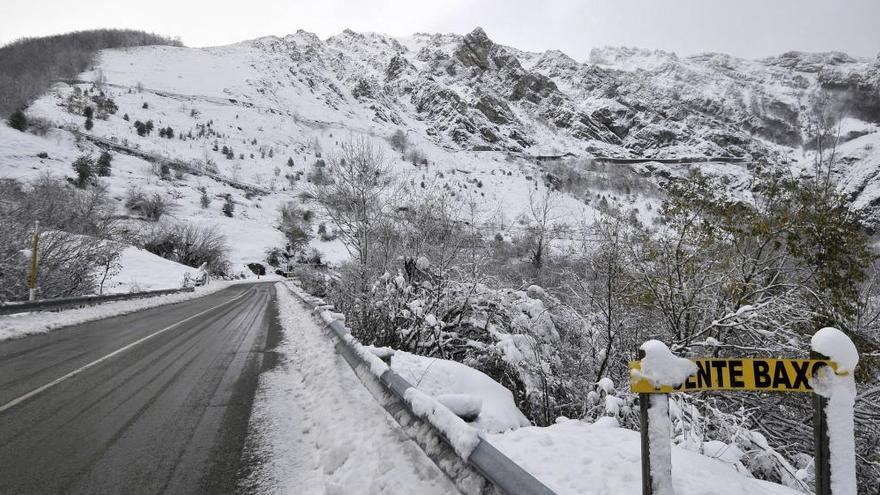 Carreteras cerradas y nueve puertos de montaña con cadenas en Asturias