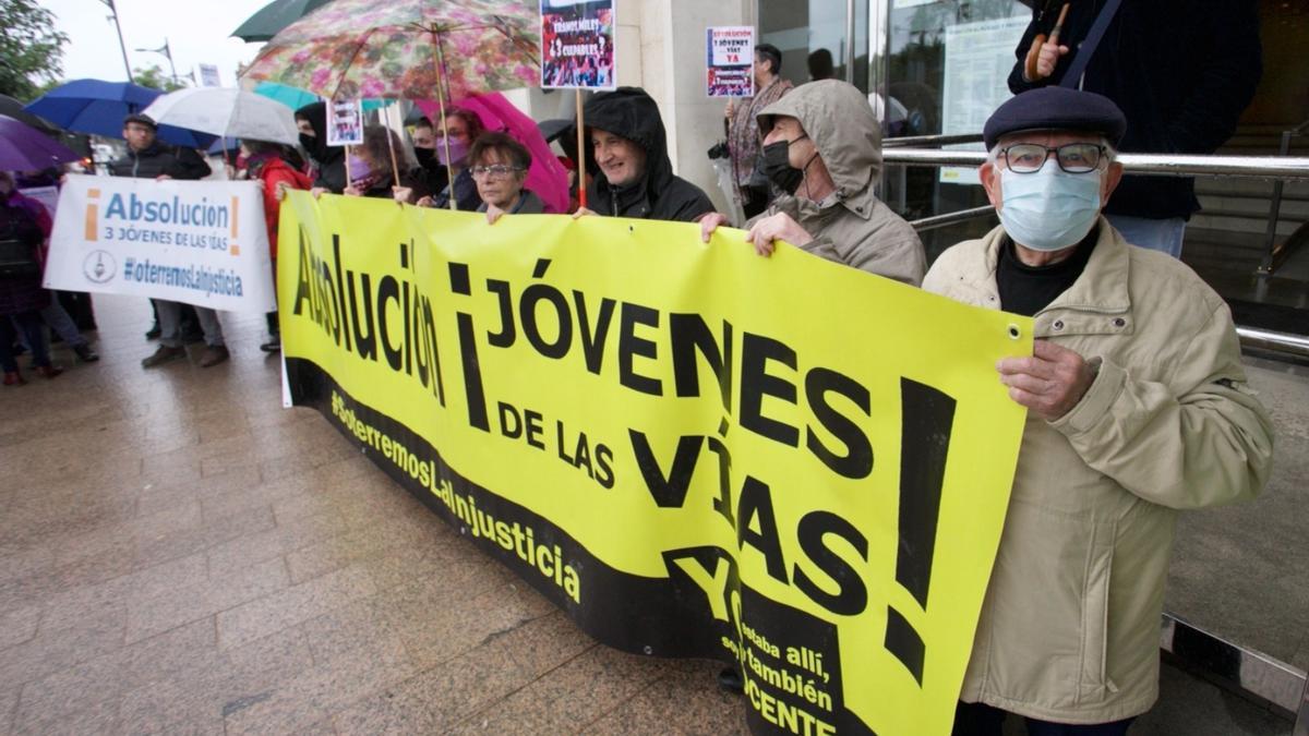 Vecinos han apoyado a los jóvenes bajo la lluvia.