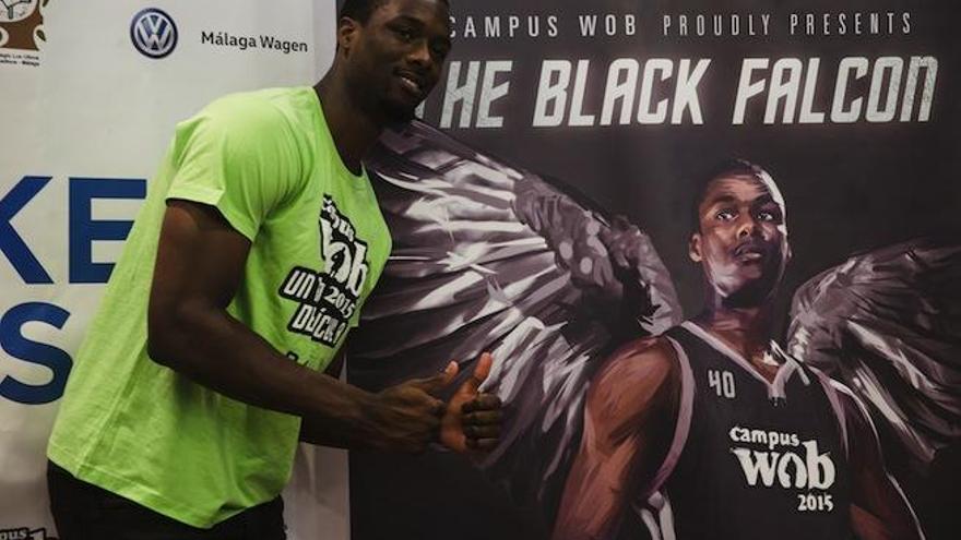 El alero estadounidense de Golden State Warriors Harrison Barnes posa junto al cartel promocional de su apadrinamiento en la 15 edición del Campus Wob Basket4US 2015, durante su presentación en Málaga.