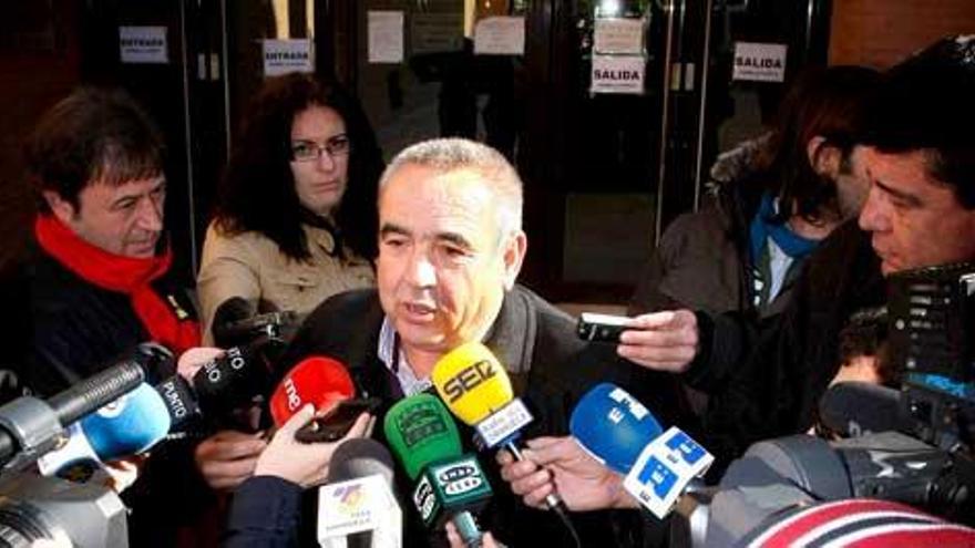 -El empresario oriolano Ángel Fenoll (c), habla con los medios a su salida del Juzgado de Instrucción número 3 de Orihuela (Alicante), donde ha comparecido este lunes para testificar sobre la pieza del caso &#039;Brugal&#039; que hace referencia a las supuestas irregularidades en la adjudicación del concurso de basuras de la ciudad de Orihuela, y donde se ha negado a declarar.