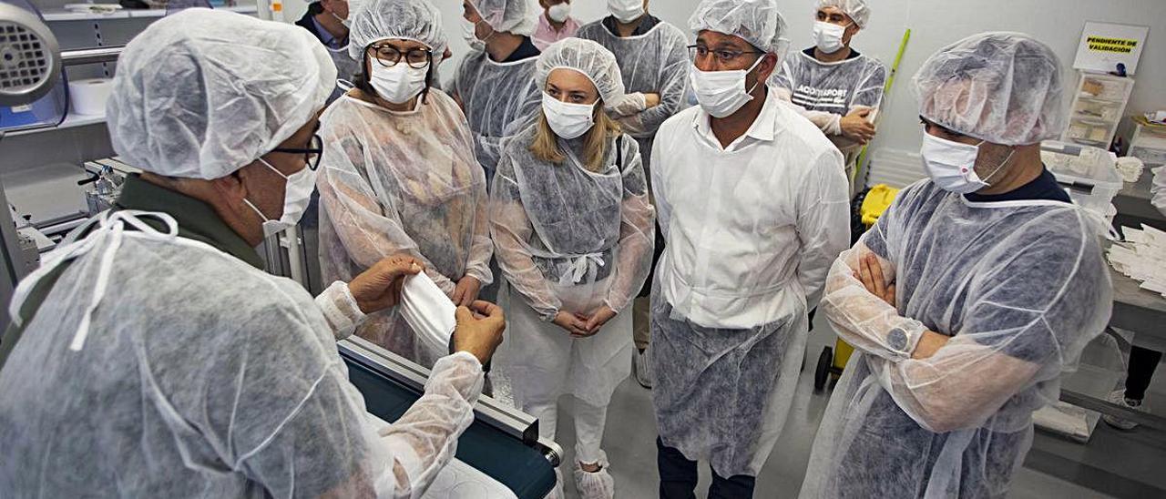 El alcalde de Ontinyent, Jorge Rodríguez, visita una de las factorias que produce textil sanitario.