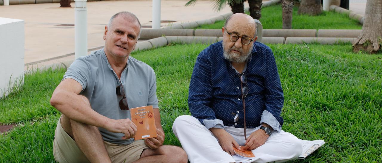 Toni Roca, a la derecha, con el editor Ramon Mayol.