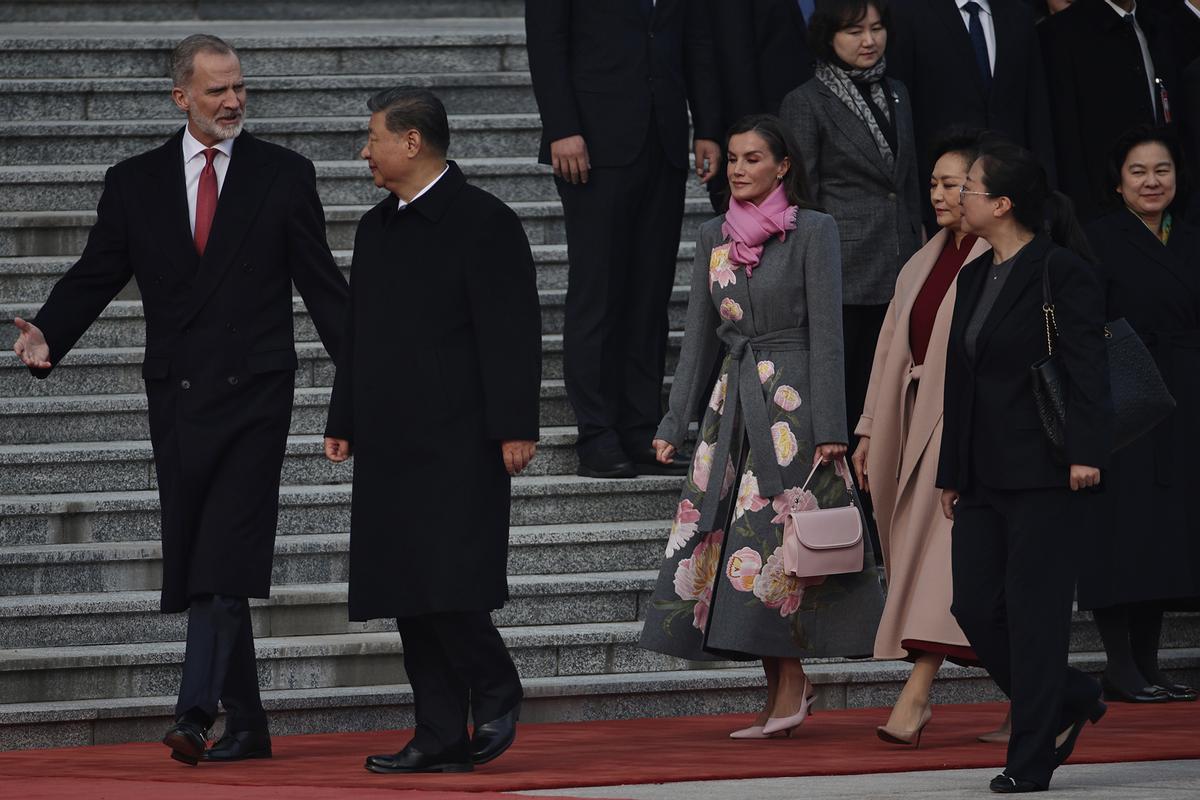 Los reyes Felipe y Letizia participan en una ofrenda floral en Pekín