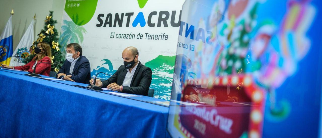 El alcalde de Santa Cruz, flanqueado por los concejales de Cultura (izquierda) y Fiestas.