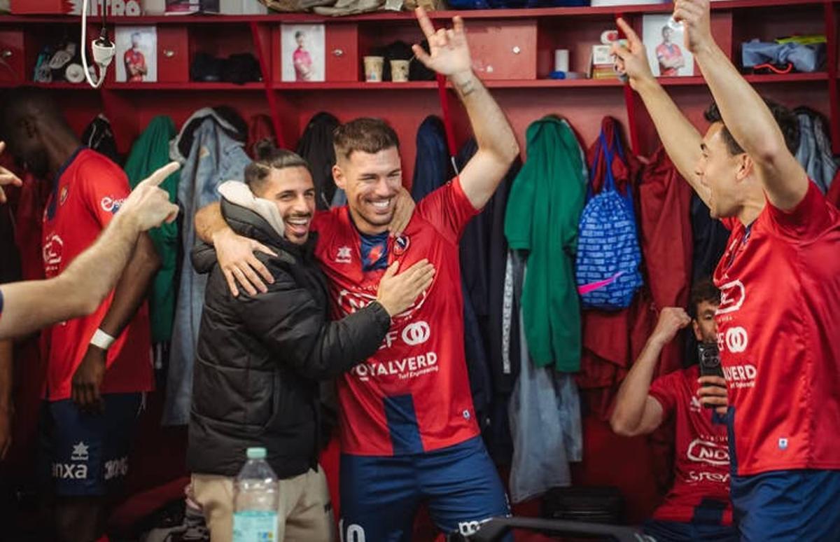 Enri celebra el hat-trick i la victòria a ritme de rock&amp;roll amb els seus companys de l’Olot.