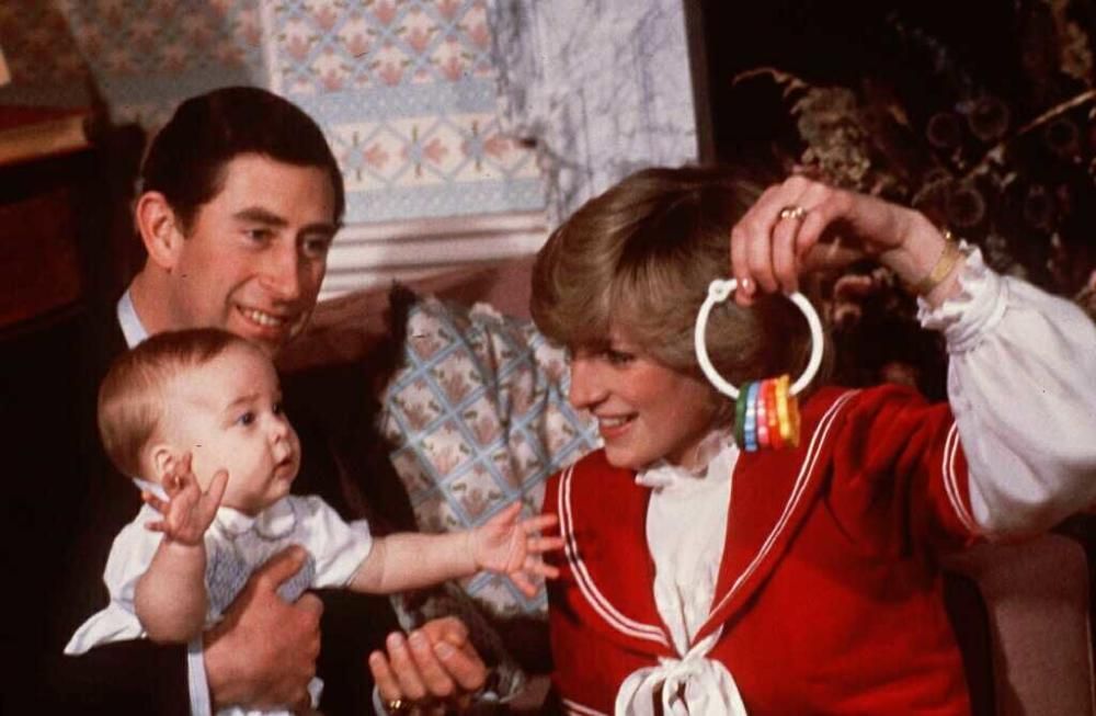 La Princesa Diana y el Príncipe Carlos posan con su hijo, el Príncipe Guillermo, durante una sesión de fotos en el Palacio de Kensington en Londres en diciembre de 1982