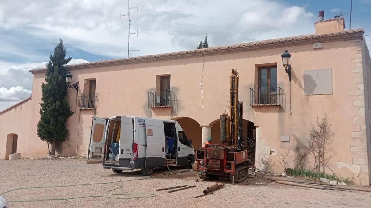 El subsuelo de la emita de Sant Cristòfol de Todolella fue objeto de una serie de catas para determinar el origen de las grietas en este emblemático conjunto.