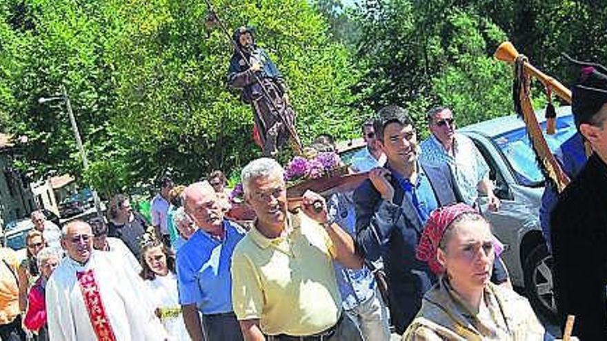 La imagen de San Roque, de procesión por Vilde, con el alcalde de Ribadedeva de portador.