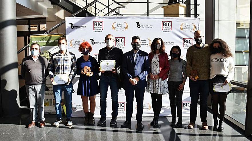 Premiados en el concurso de aceites de oliva y autoridades.