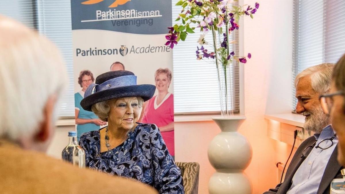 La princesa Beatriz de Holanda, cuyo marido murió de párkinson, con los miembros de la asociación mundial este lunes.