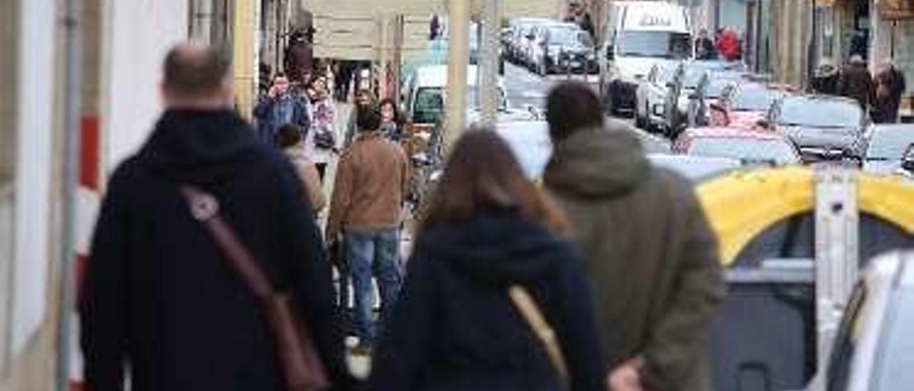 Gente paseando por una calle del núcleo urbano de Silleda. // Bernabé/Gutier