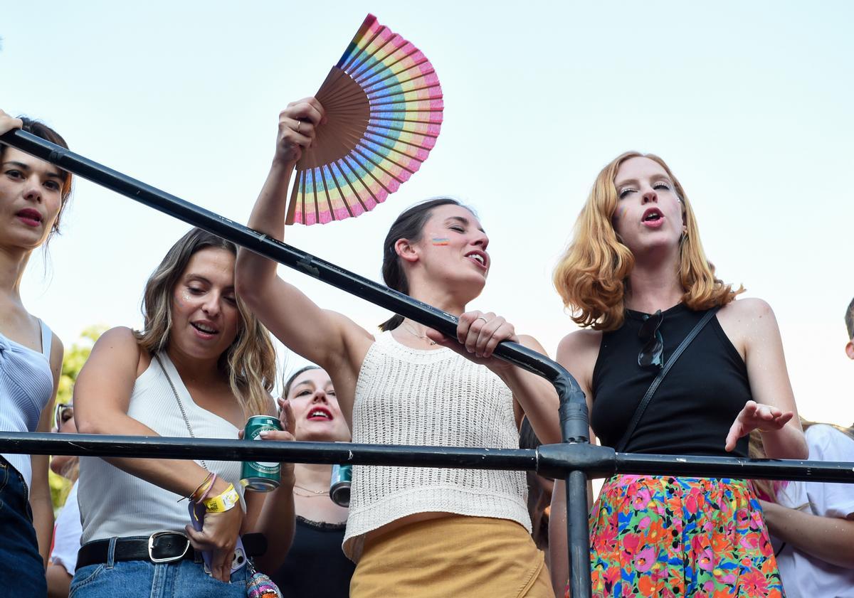 La exministra de Igualdad Irene Montero en verano de 2022, en una carroza durante la fiesta del orgullo gay.