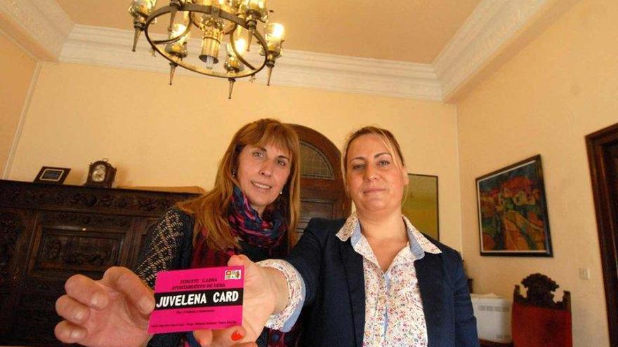 Ángeles López y Gema Álvarez muestran la tarjeta &quot;Juvelena Card&quot;.