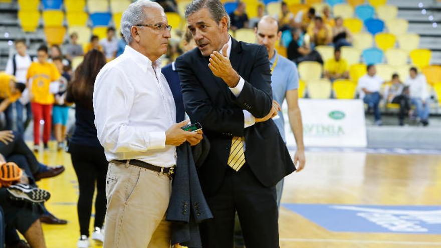 Miguelo Betancor y Berdi Pérez, dialogan antes de un partido.