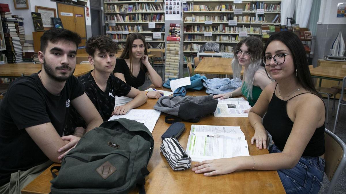 Estudiantes del IES Juan
de Garay de València, en
la biblioteca. m.á.montesinos