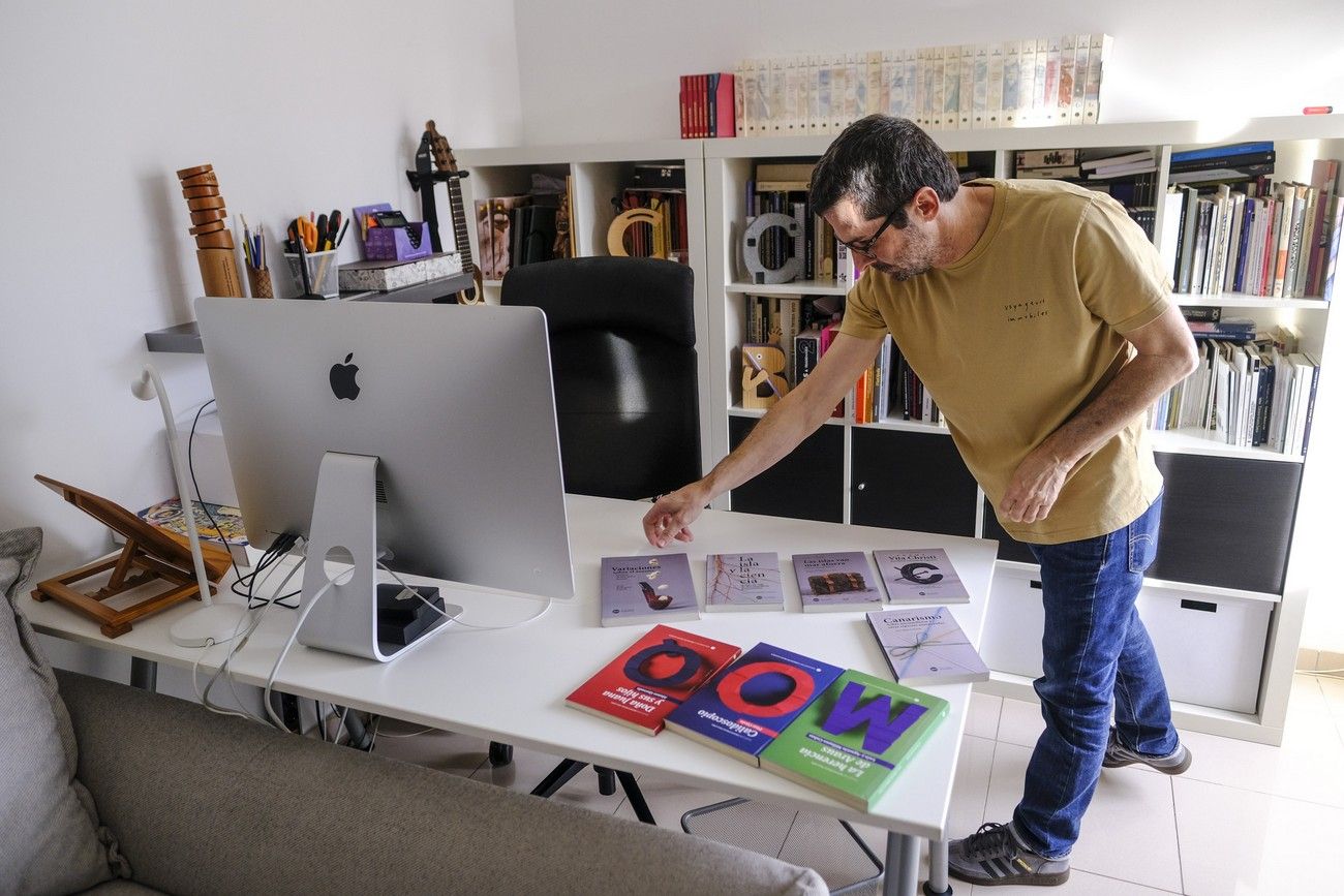 Sergio Hernández, vecino de Telde, tipógrafo, diseñador de portadas y profesor en la universidad