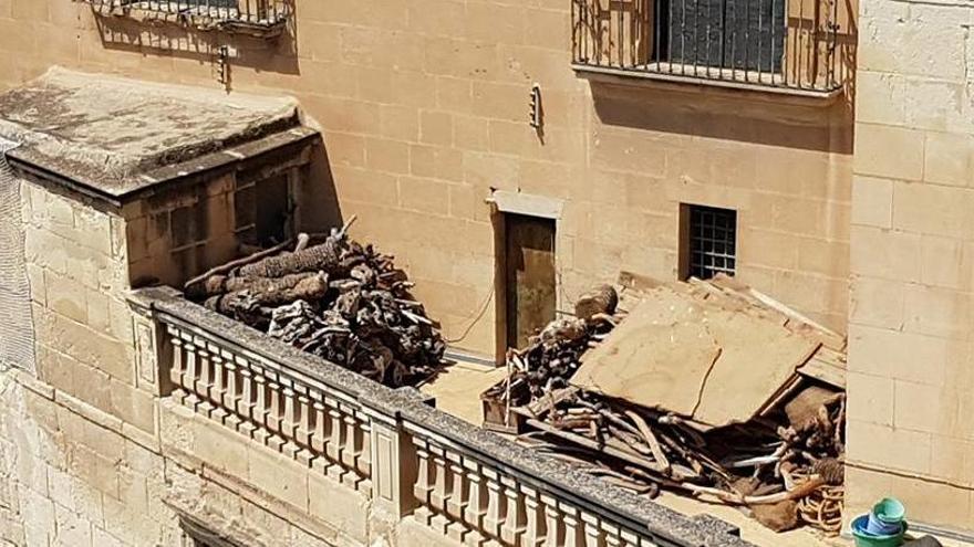 Santa María retirará la leña acumulada en la azotea