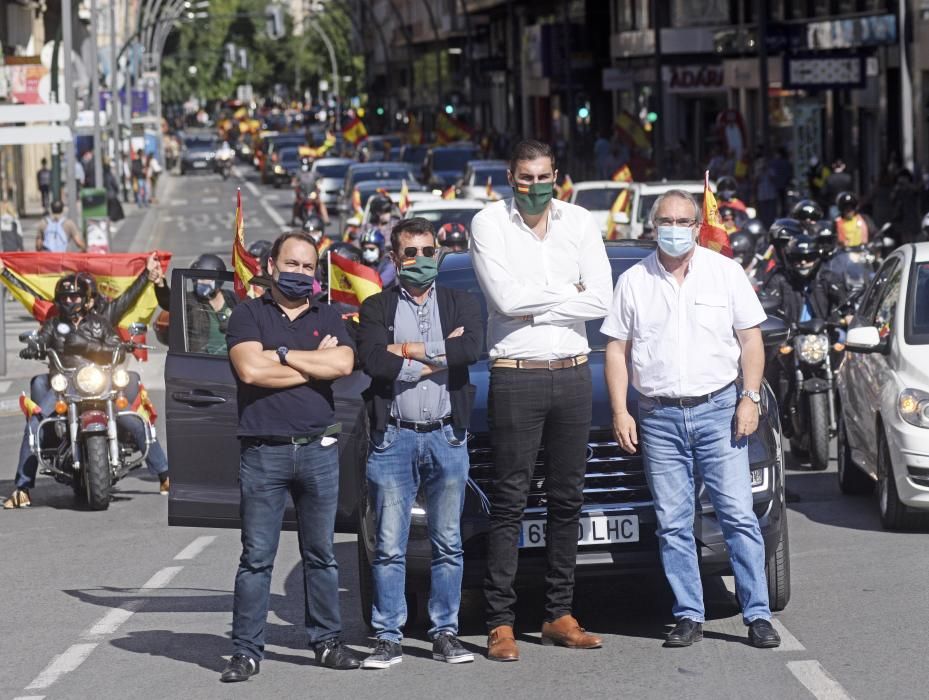 Un millar de coches protestan contra el Gobierno en la manifestación de Vox