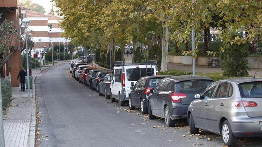 La caída de parte de un árbol daña dos vehículos en la zona del teatro de la Axerquía