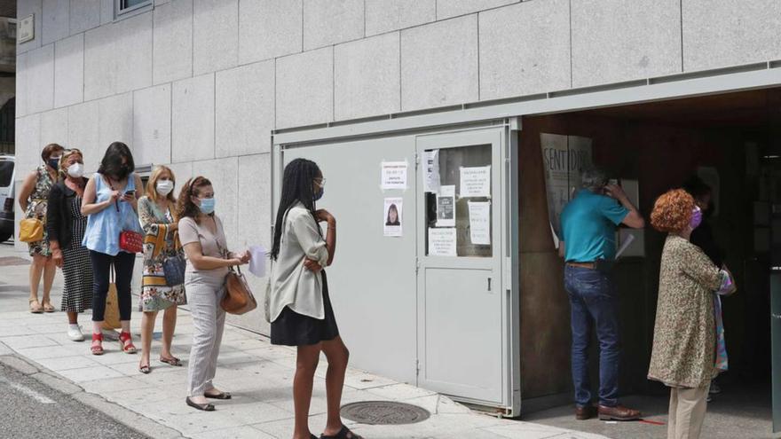 Pacientes haciendo cola en un centro de salud.  | // PABLO H. GAMARRA