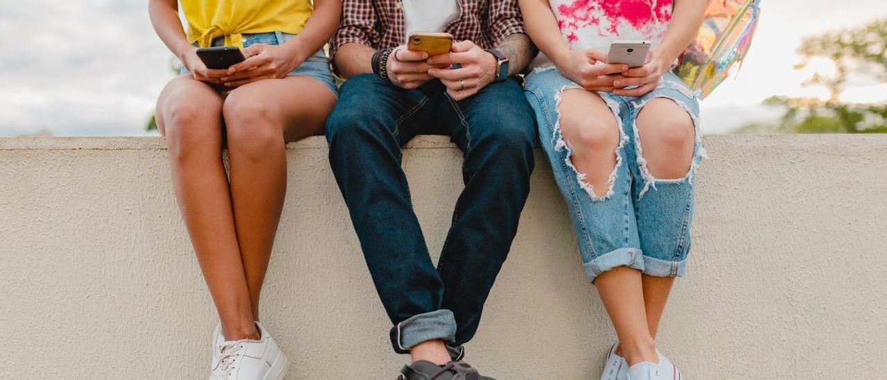 El 60% dels adolescents no tenen normes a casa per a l'ús de les pantalles, segons un estudi elaborat per investigadors de la UdG i de la UOC