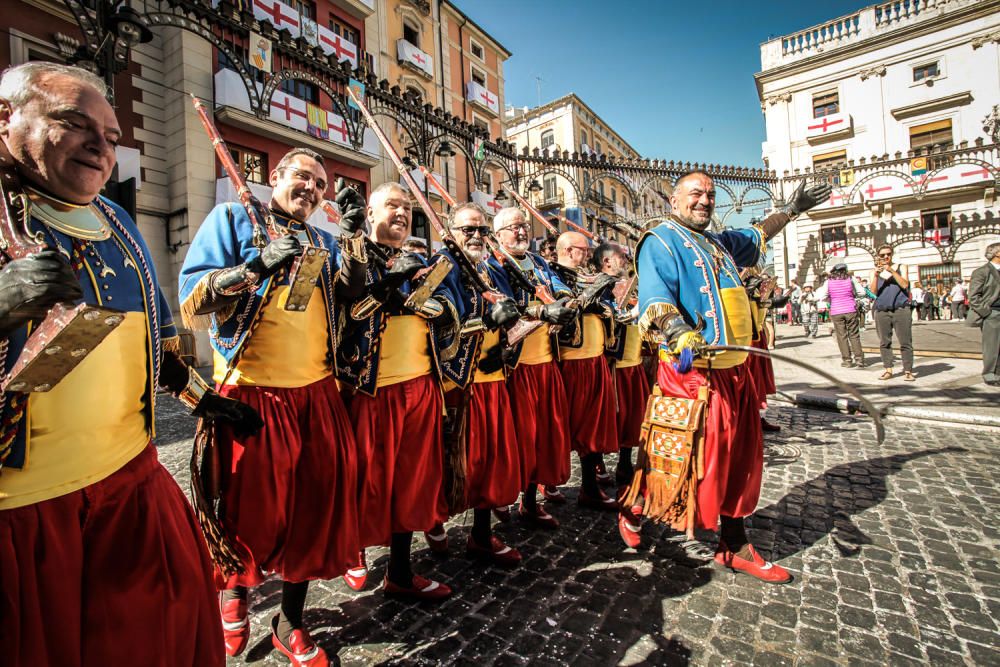 La procesión de la reliquia es uno de los actos que más agradan a los alcoyanos en el día dedicado al patrón San Jorge.