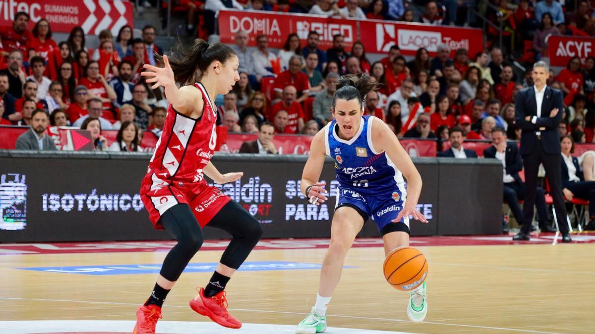 Burgos, al fondo, observa un lance del partido
