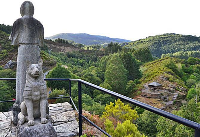 2. Mirador sobre la fraga, con la estatua de San Francisco.  