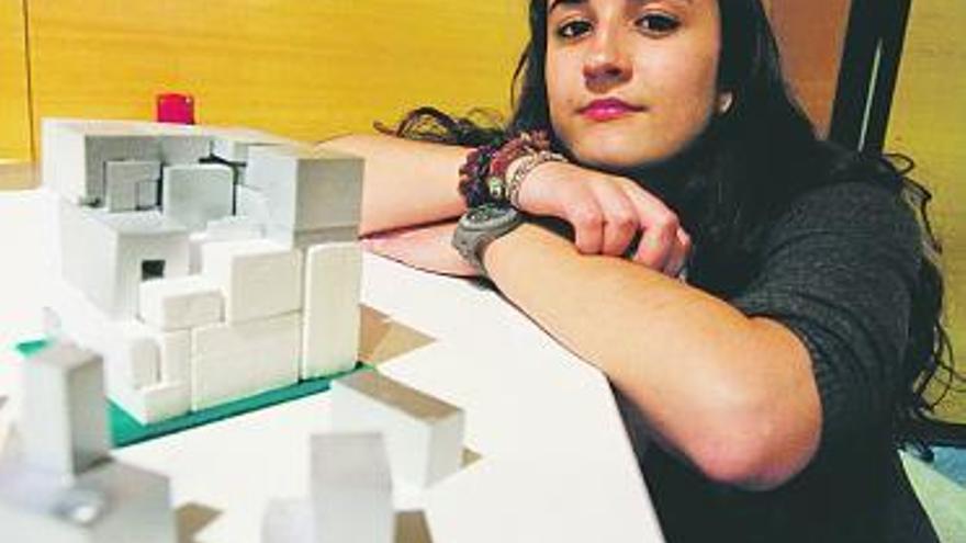 «El Cubo». El grupo de Helena Gómez, en la imagen, realizó un cubo similar al de Rubik con todas las piezas distintas y de acero.