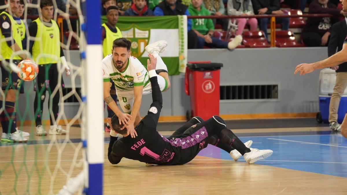 Jesulito cae ante Fede en una acción del partido entre el Córdoba Futsal y el Levante.