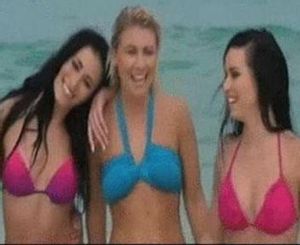 Les hostesses de Ryanair protagonitzen un calendari en favor d’una oenagé.