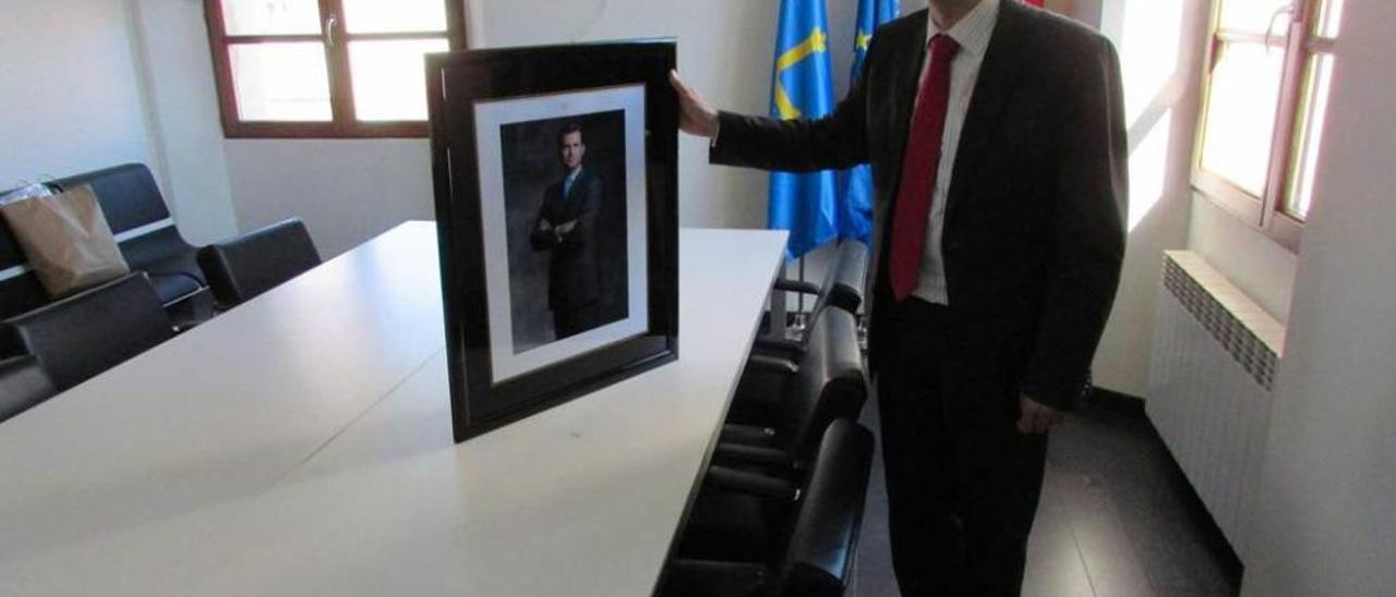 Jesús Bordás con el cuadro de Felipe VI que se colocará en el Ayuntamiento de Ribadedeva.
