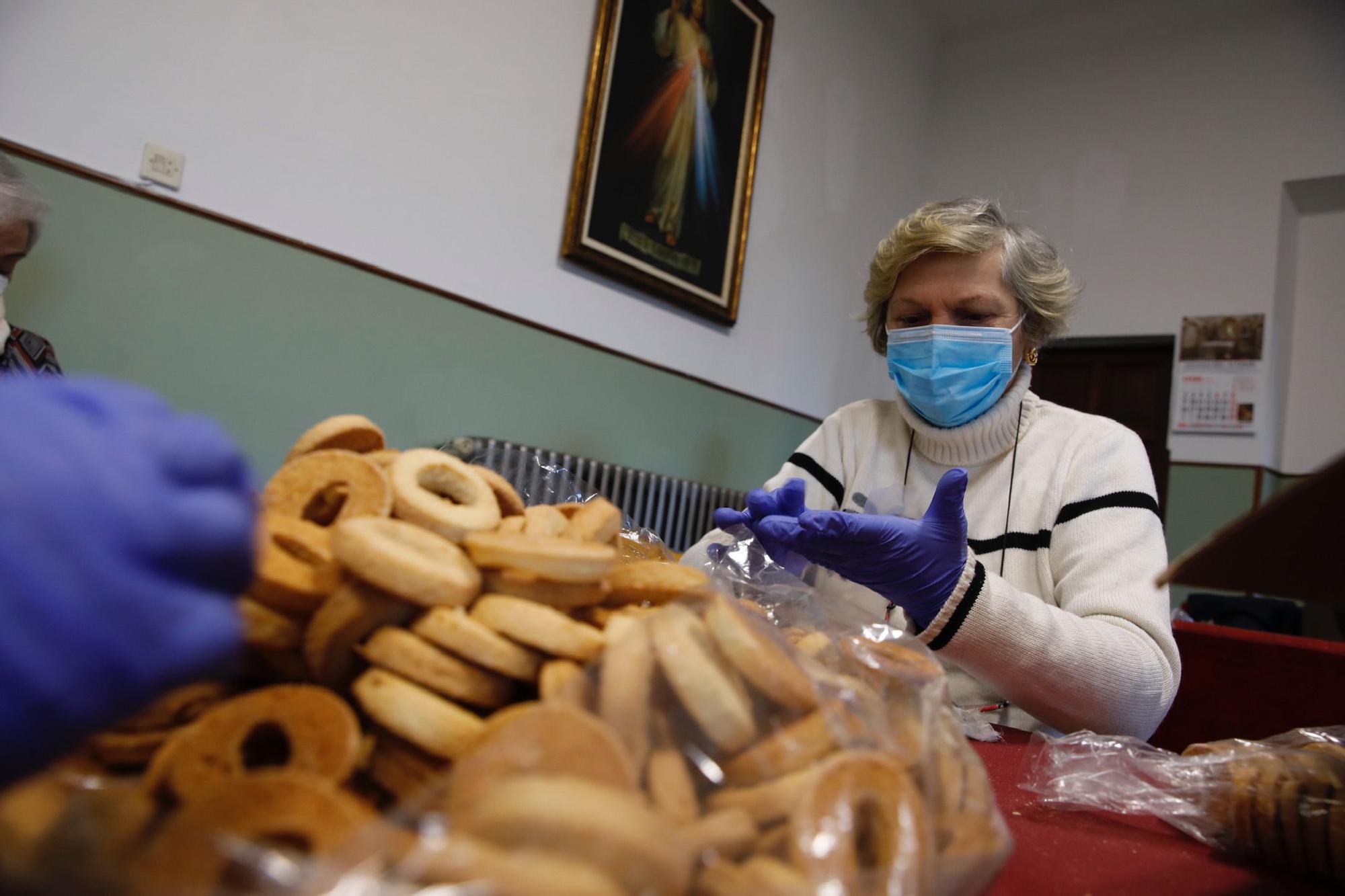 En imágenes: Jove se llena de rosquillos para celebrar San Blas