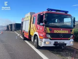 Susto en la AP-7 en Castellón: Arde un vehículo y provoca un incendio en la cuneta