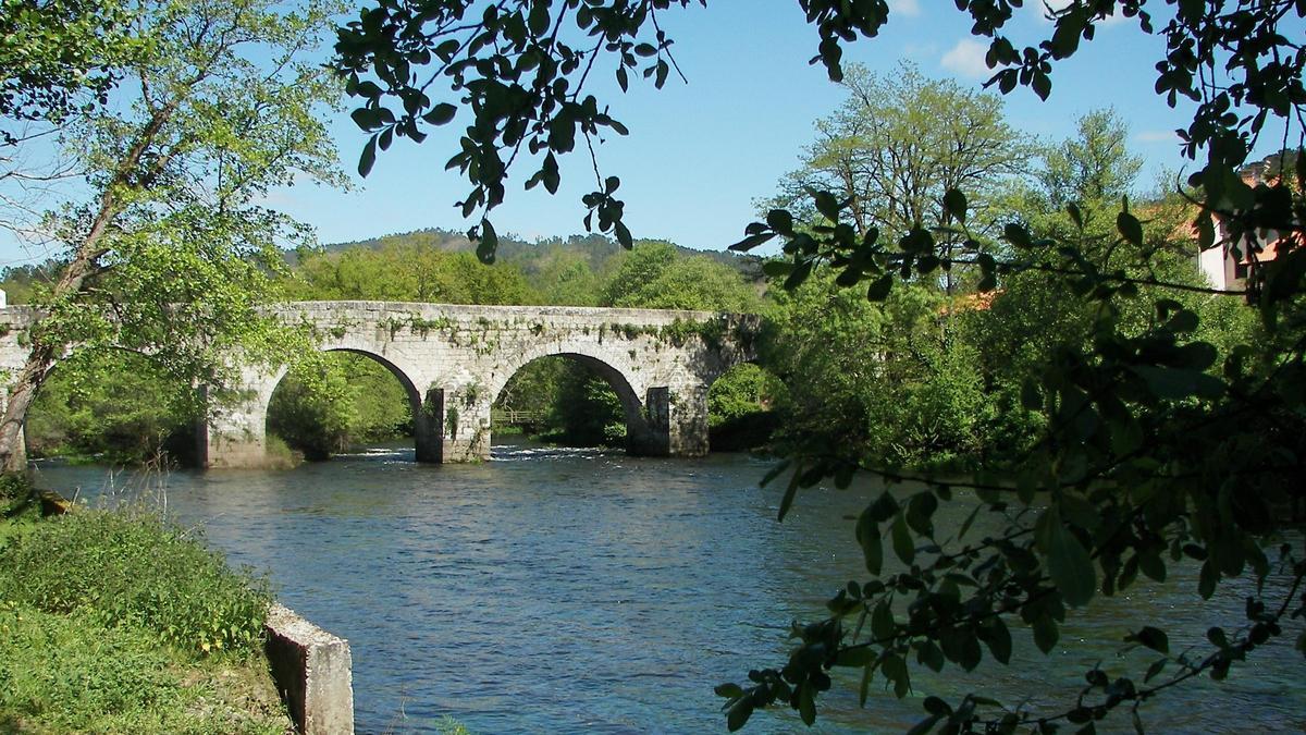 El puente de piedra secular de Ponte Ledesma forma parte de un antiguo camino que unía el interior con la ciudad de Santiago de Compostela.