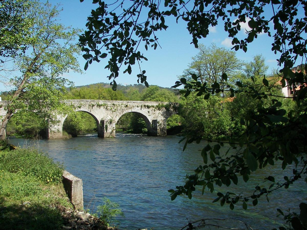 Ponte Ledesma es un puente de piedra secular que forma parte de un antiguo camino que unía el interior con la ciudad de Santiago de Compostela.