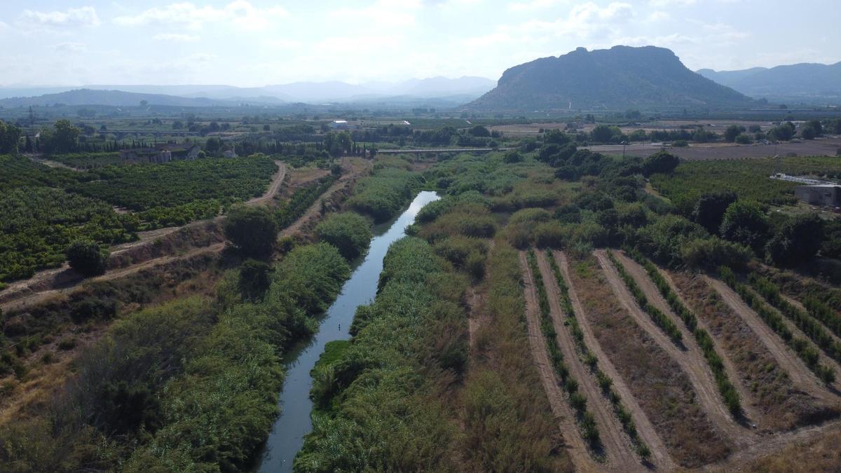 Río Cànyoles en Xàtiva. Al fondo El Puig.