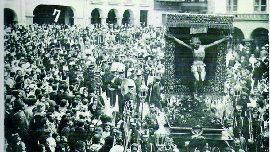 La procesión del Cristo, en los años 20.  // A. Pacheco