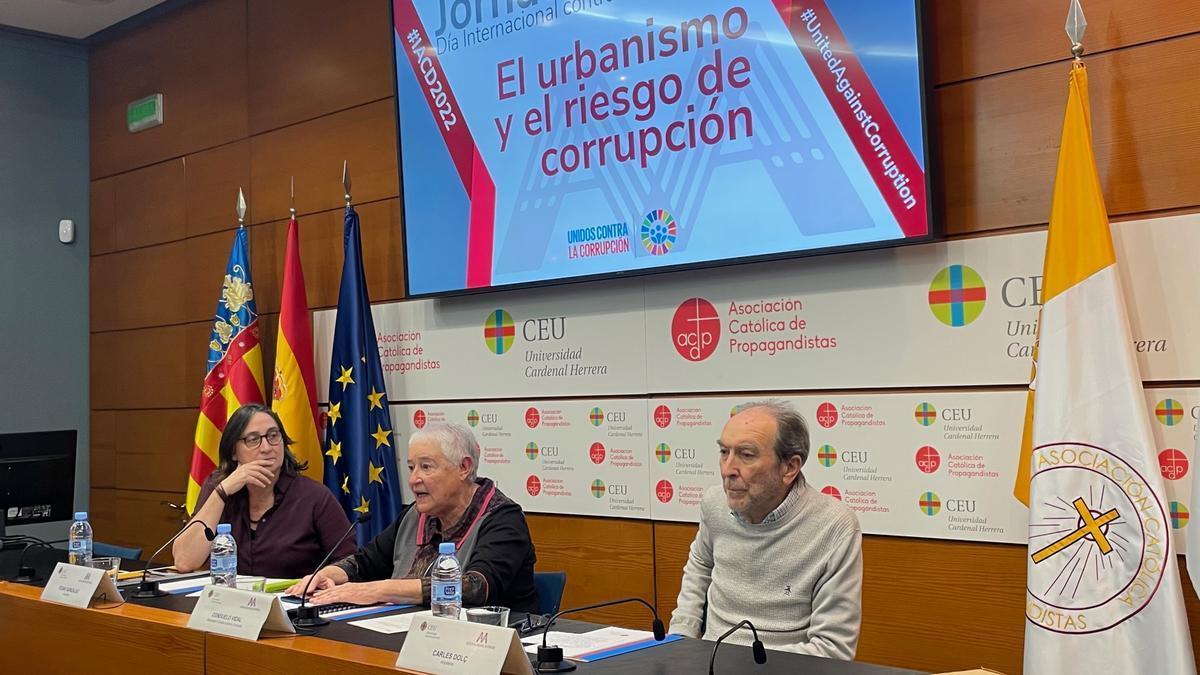 Itziar González, Consuelo Vidal y Carles Dolç durante el debate que protagonizaron.