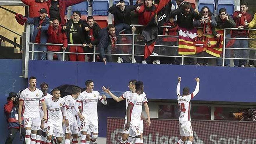 Los jugadores del Mallorca celebran el tanto de Dani RodrÃ­guez junto a la aficiÃ³n en el duelo ante el Eibar, el Ãºltimo antes del parÃ³n.