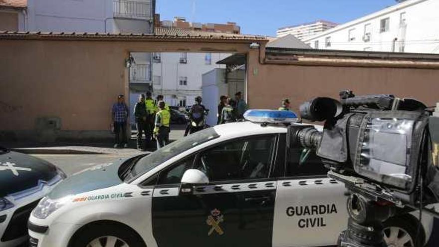 Reporteros ayer en la Comandancia de Alicante, en cuyos calabozos han pasado la noche los detenidos.