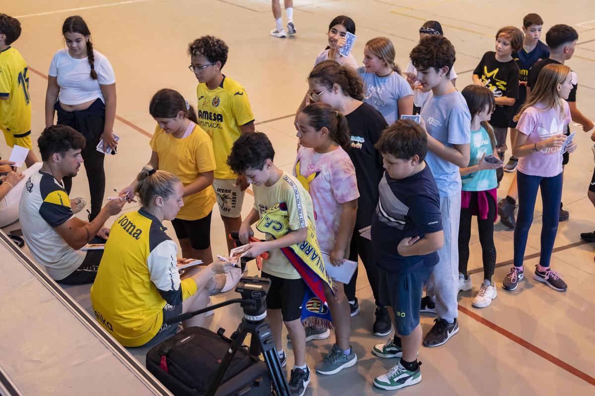 Juan Bernat y la guardameta del Femenino Carmen Carbonell firmaron autógrafos a los peques de Xilxes.