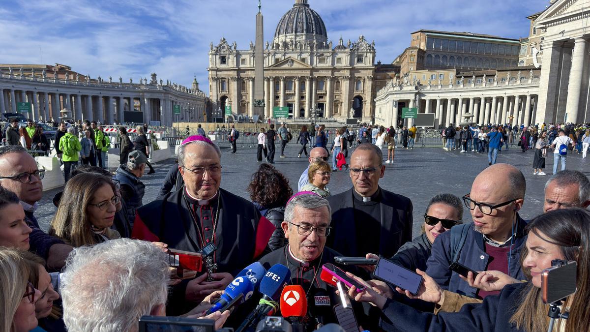 El presidente de la Conferencia Episcopal Española (CEE), Luis Argüello, atiende a la prensa tras la reunión con el papa León XIV.