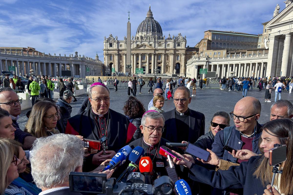 El presidente de la Conferencia Episcopal Española (CEE), Luis Argüello, atiende a la prensa tras la reunión con el papa León XIV.