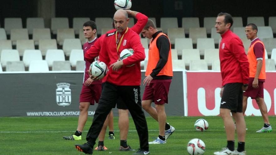 Alberto Monteagudo, concentrado durante uno de los entrenamientos celebrados en el estadio Cartagonova.