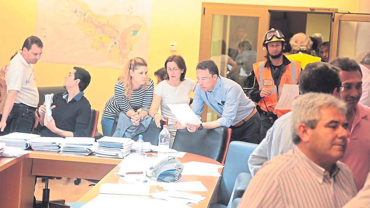 Fulgencio Gil Jódar, supervisando la distribución de los equipos técnicos que revisaban las viviendas dañadas.