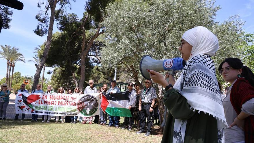 Empieza la acampada por Palestina en la Universidad de Alicante: medio centenar de personas exigen el alto al fuego