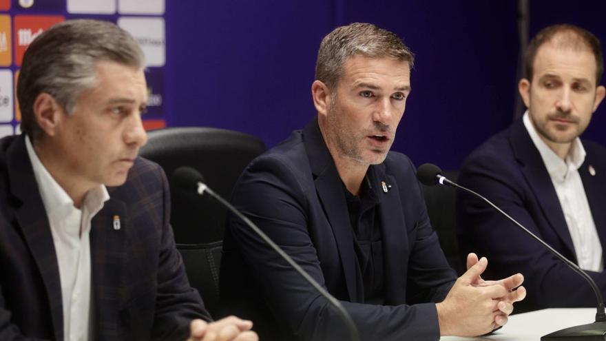 Por la izquierda, Martín  Peláez, Luis Carrión y  Agustín Lleida, ayer en el Tartiere en la presentación del entrenador del Oviedo. | |  IRMA COLLÍN